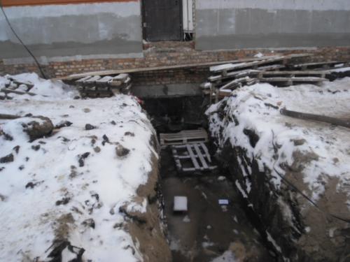 вода накапливается в эту яму (через пробитую дыру в блоке) и потом её откачивают
